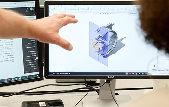 专业人员在教室设置的桌面显示器上使用AutoCAD